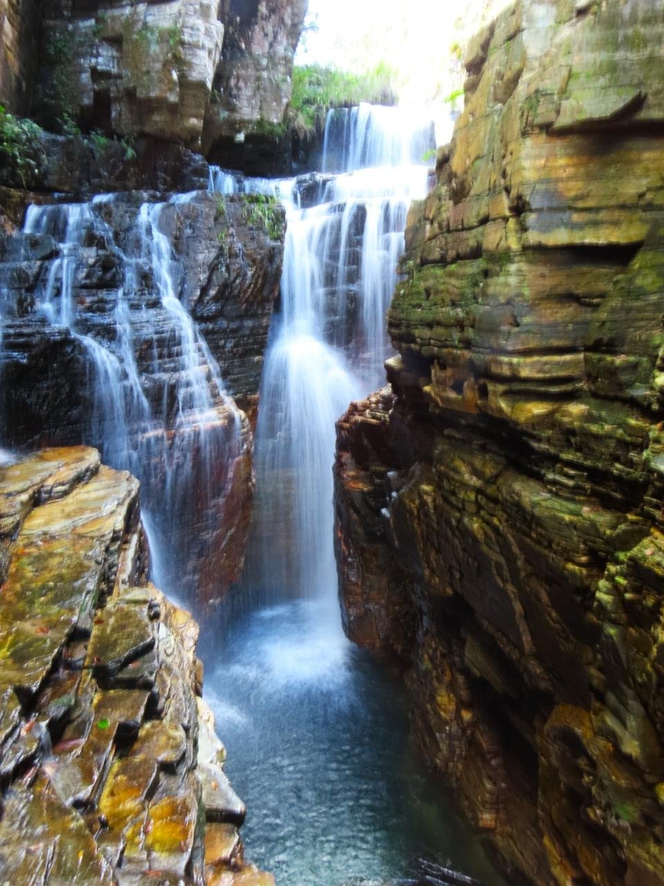 Cachoeira em múltiplos degraus dentro de um cânion