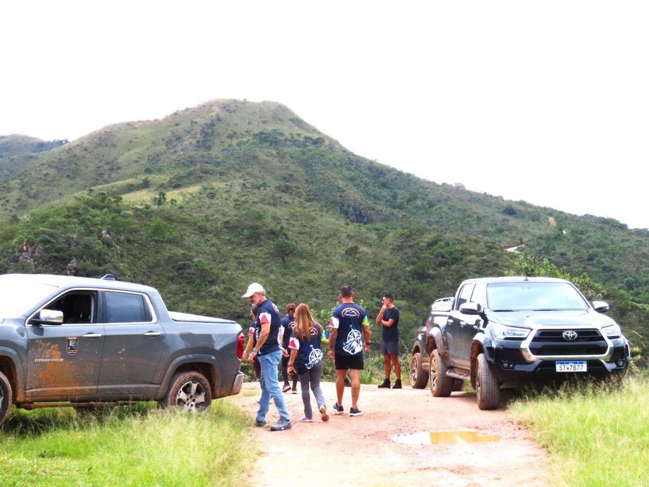 Veículos 4x4 do comboio parados na trilha