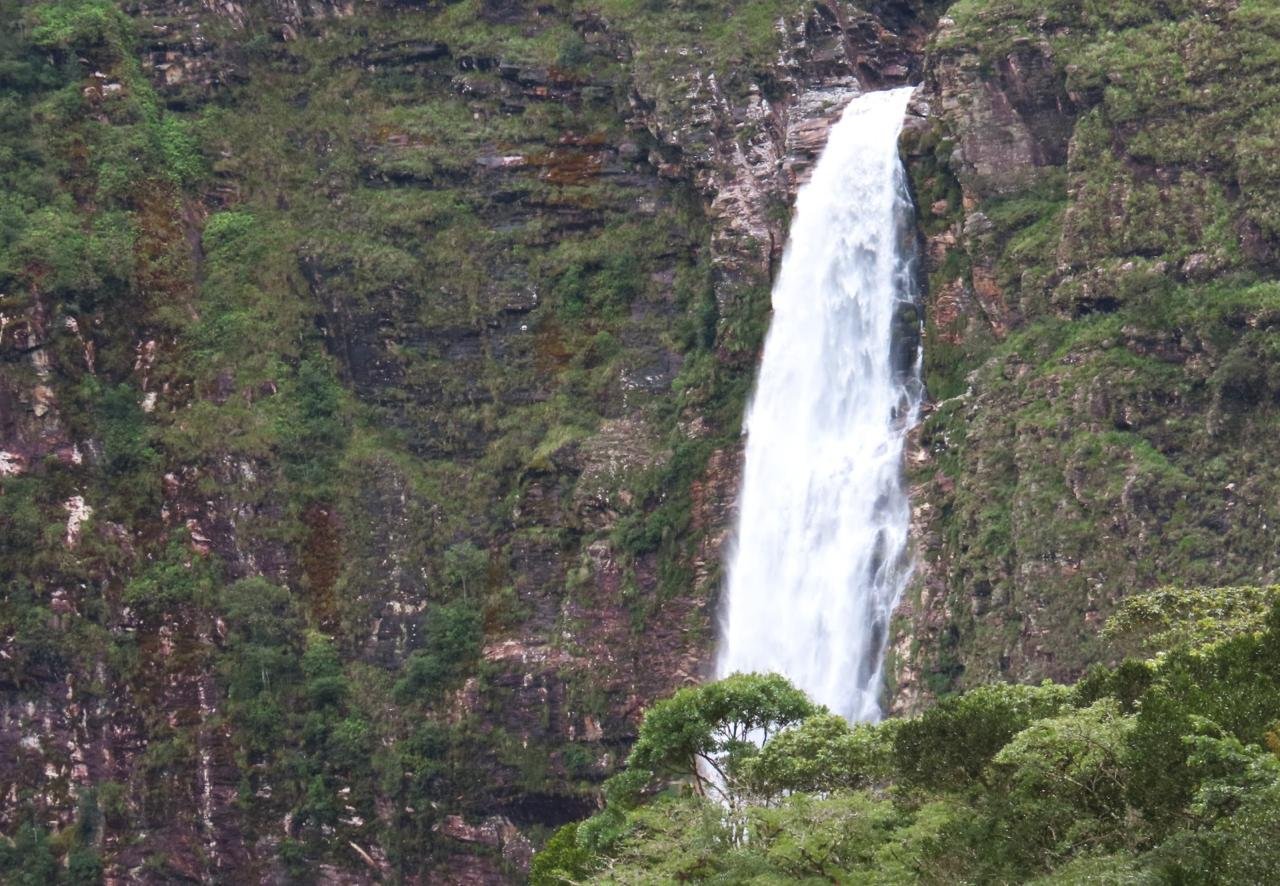 Cachoeira alta e estreita em paredão rochoso