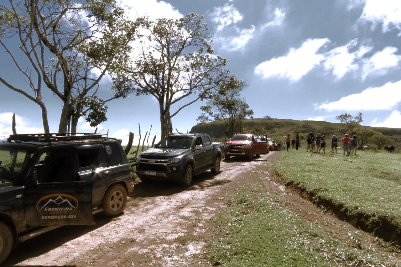 Veículos 4x4 da Fronteira Adventure parados na trilha