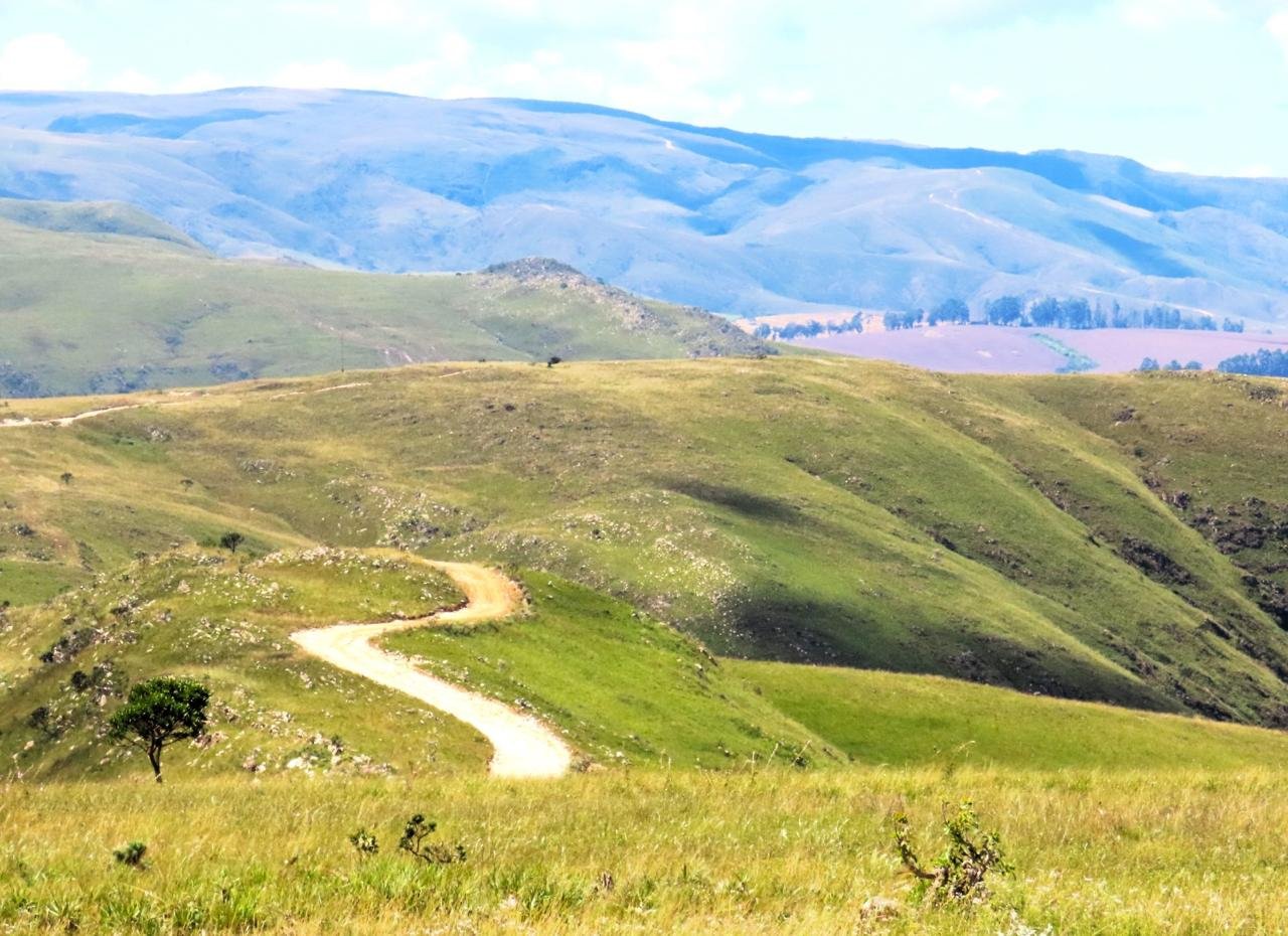 Estrada de terra sinuosa entre montanhas da Canastra