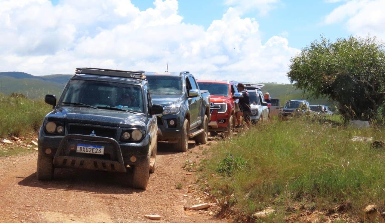 Fila de veículos 4x4 do comboio em estrada de terra