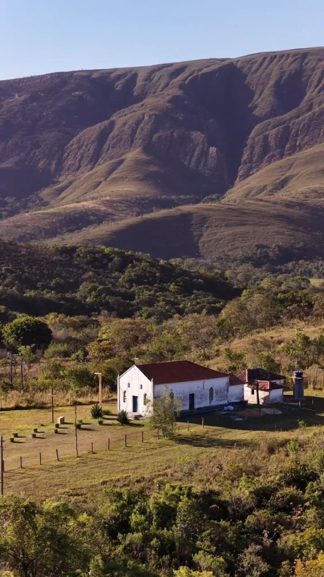 Capa do vídeo: Capela Isolada no Vale