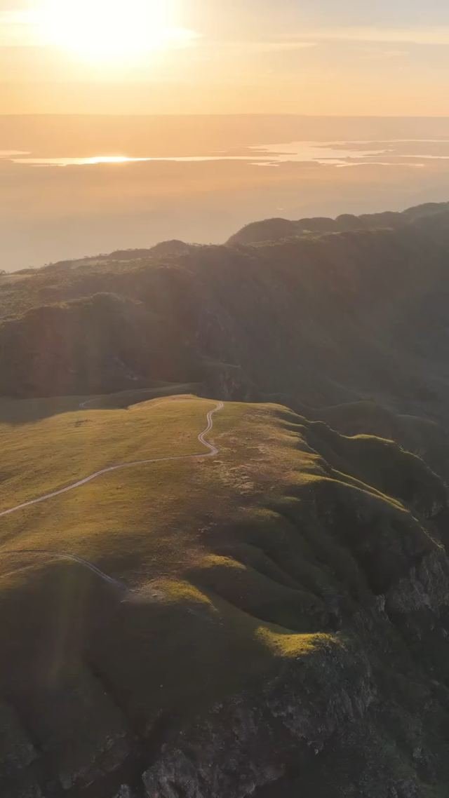 Capa do vídeo: A Crista do Caminho do Céu ao Pôr do Sol